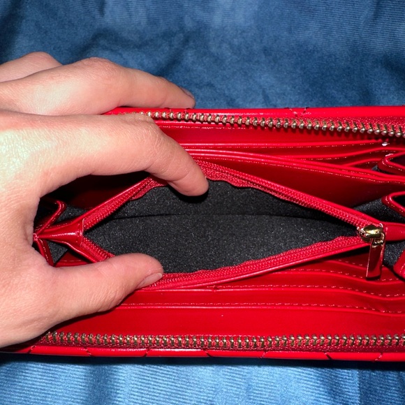 Red wallet - Picture 2 of 3